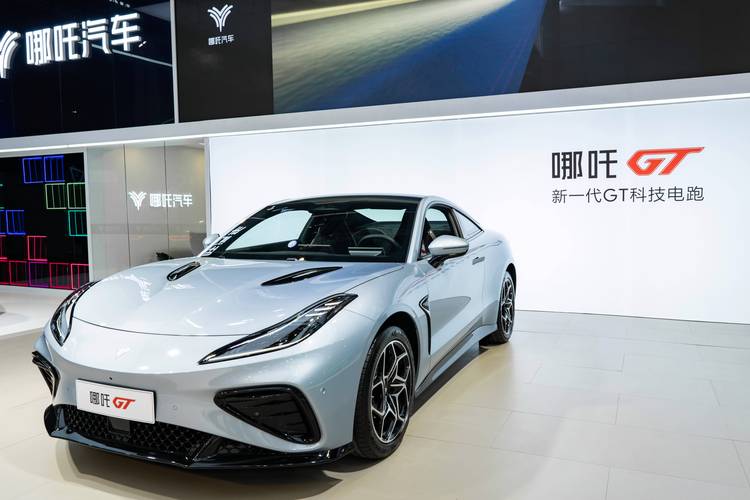 东莞7哪吒汽车在智能汽车领域的表现，领途汽车在新能源汽车市场中的影响力